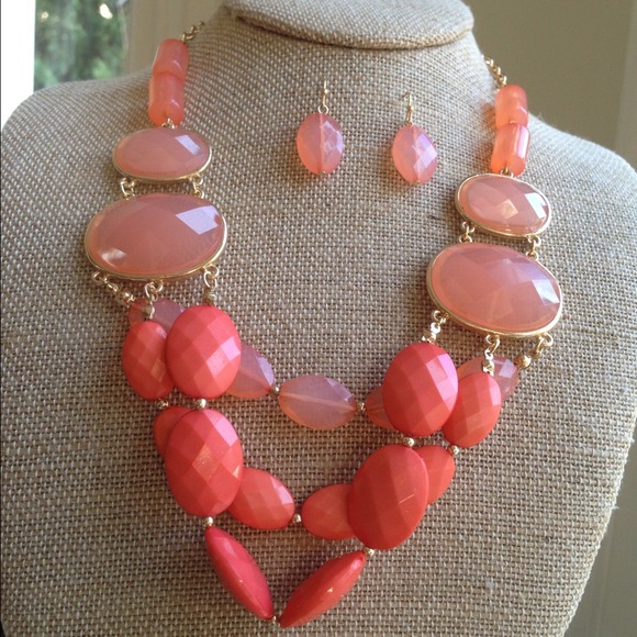 Jewelry - SOLD☀$15 Summer Sale☀Coral/Gold BeadNeck/Earr Set
