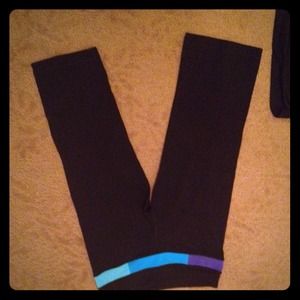 Lululemon cropped yoga pants.