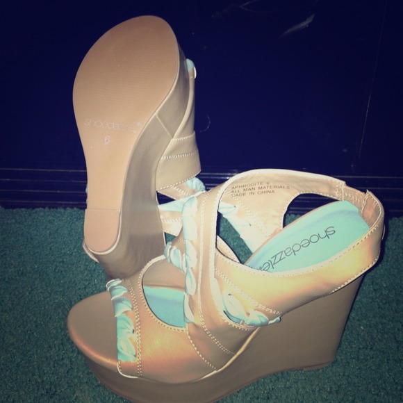 Kaki & blue wedges!