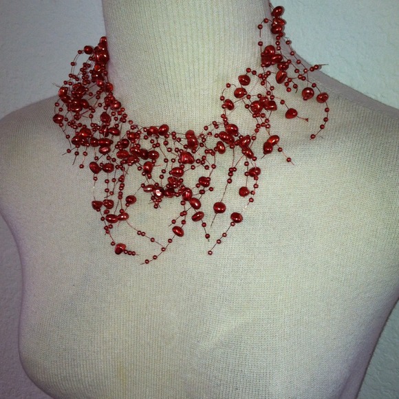Red pearl illusion necklace - Picture 2 of 3