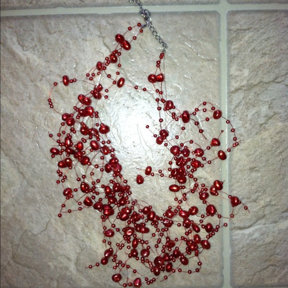 Red pearl illusion necklace - Picture 3 of 3