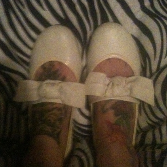 Sold-----White with bows BCBG girls flats