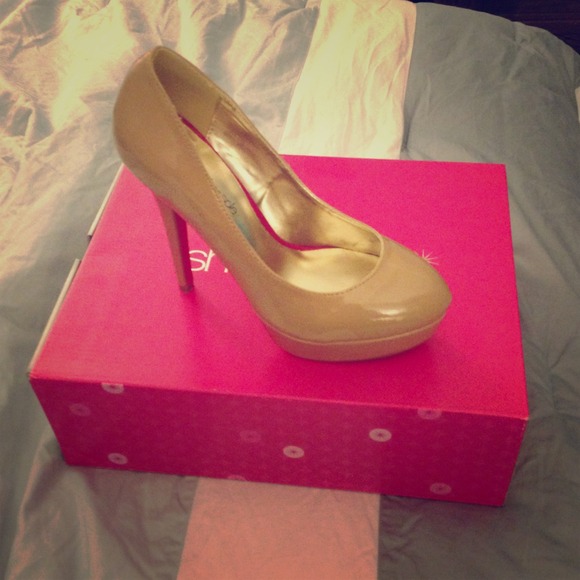 Nude pumps