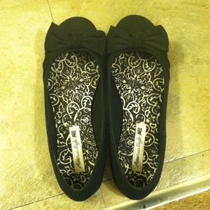 Cute black flats with a bow!!