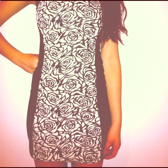 ✋Reserved🔴Black and white floral  front dress