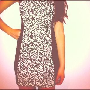 ✋Reserved🔴Black and white floral  front dress