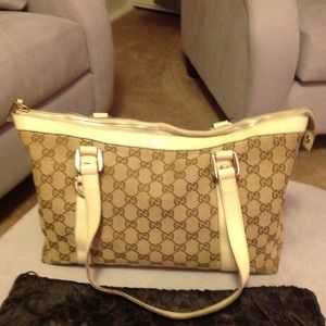 Gucci handbag with dust cover.