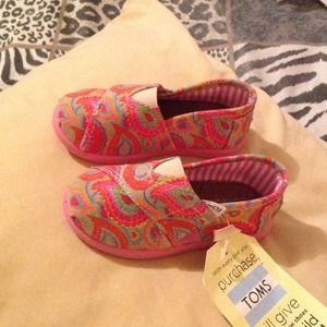 Super cute TOMS for little girls