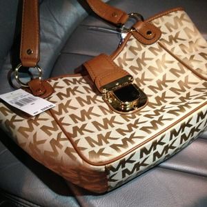 Michael kors purse. 💯% Authentic.