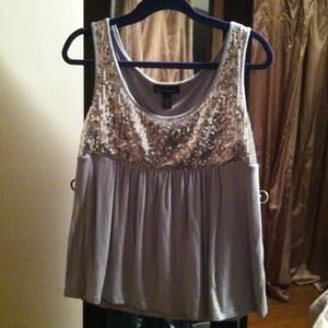 **Sold in bundle**Grey and sequence top.