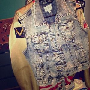 Acid washed denim vest