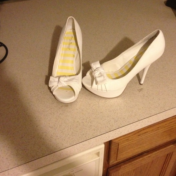 Sexy white heels! - Picture 1 of 3