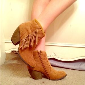 Low heeled boots