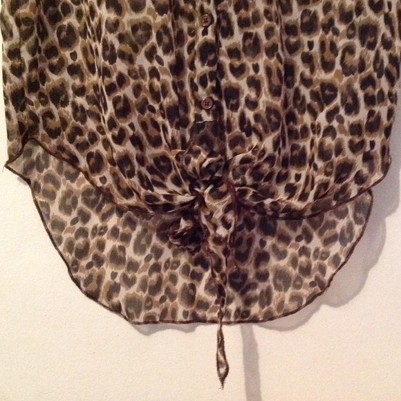 Really cute LEOPARD PRINT Top - Picture 2 of 4
