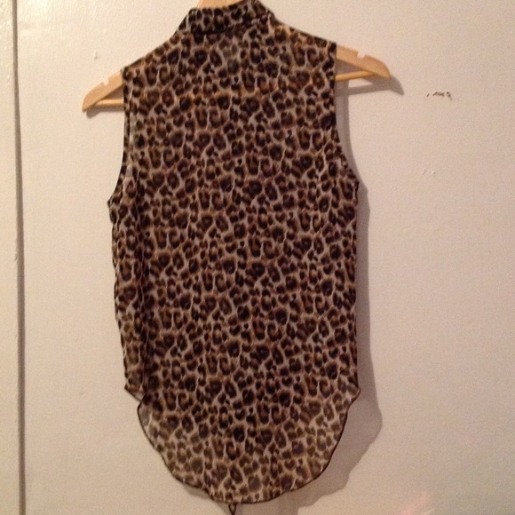 Really cute LEOPARD PRINT Top - Picture 3 of 4