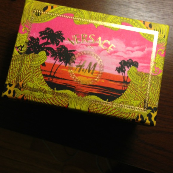 🚫SOLD🚫VERSACE x H&M Gold Medallion Bracelet - Picture 4 of 4