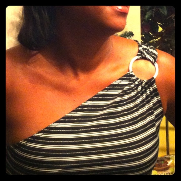 🚫SOLD🚫One Sholder Black & Silver Top