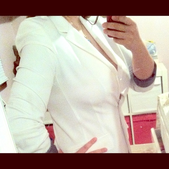 SOLD! Crisp white blazer with nautical trim⚓