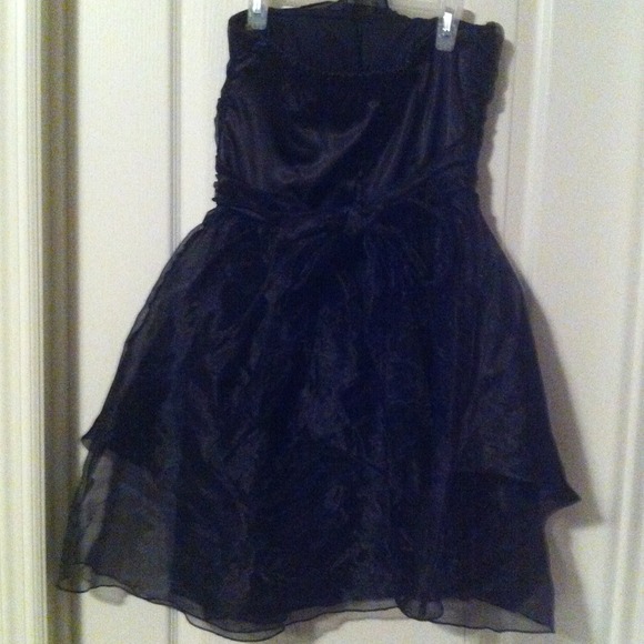 Black dress, reduced from $20 - Picture 3 of 4