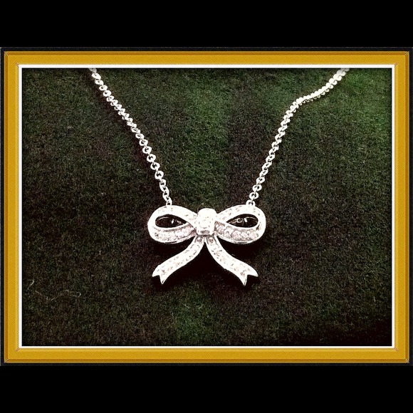Bow necklace