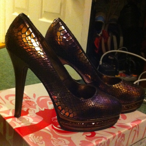 Snake metallic pumps