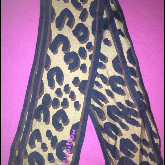 ❌SOLD❌ LOUIS VUITTON leopard bandanna