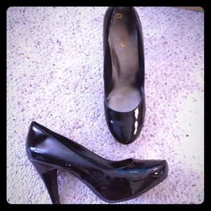 🎀Classic black shiny pump!!