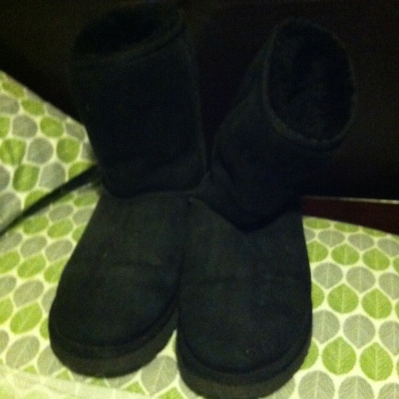 BUNDLE black uggs & varsity jacket