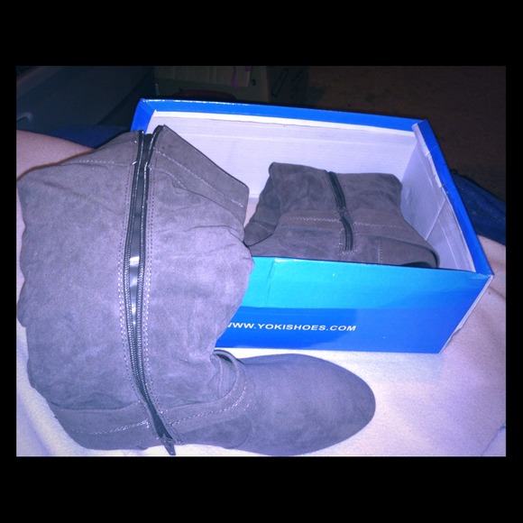 ---->SOLD<---- Grey zip up boots