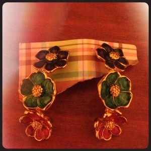 Fashion stud tricolor flower earrings.