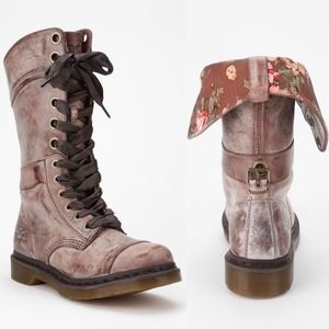 Dr. Martens Shoes - Dr. Martens Triumph 1914 Floral Boot *BUNDLED 1itm Dr. Martens Shoes - Dr. Martens Triumph 1914 Floral Boot *BUNDLED 1itm