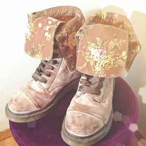Dr. Martens Shoes - Dr. Martens Triumph 1914 Floral Boot *BUNDLED 1itm Dr. Martens Shoes - Dr. Martens Triumph 1914 Floral Boot *BUNDLED 1itm