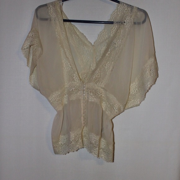 Forever 21 lace shirt. 🎀