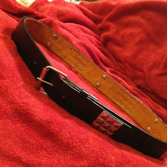 Fleur de Lis~Metal Stud Belt - Picture 4 of 4