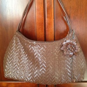 Brown woven handbag..