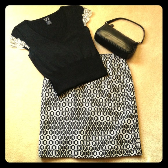 ❤️SOLD IN BUNDLE. Black and white patterned skirt