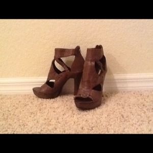 Chinese Laundry peep pumps