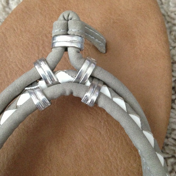 Adorable Mudd flip-flops - Picture 2 of 3