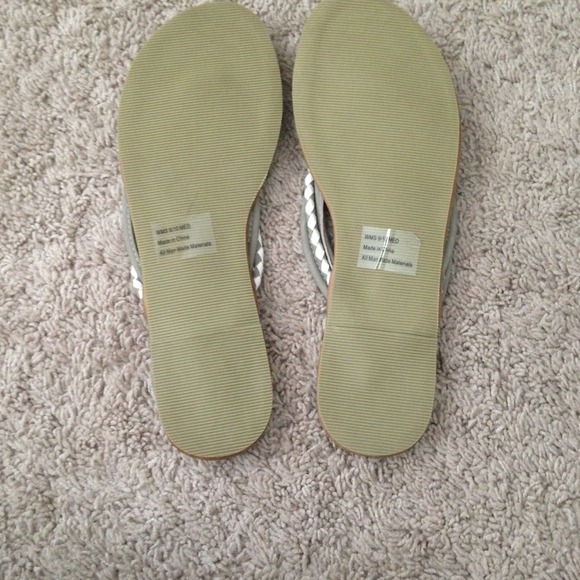 Adorable Mudd flip-flops - Picture 3 of 3