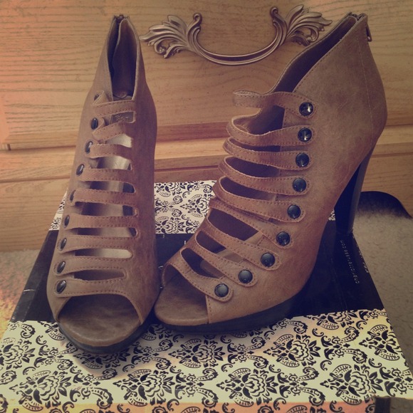 Taupe Crinkle leather booties