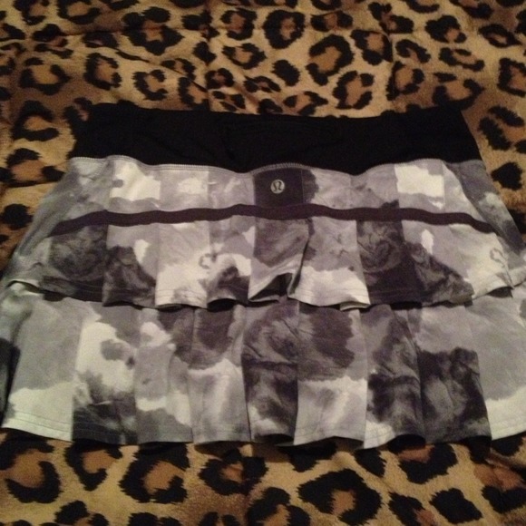 Lulu lemon running skirt.