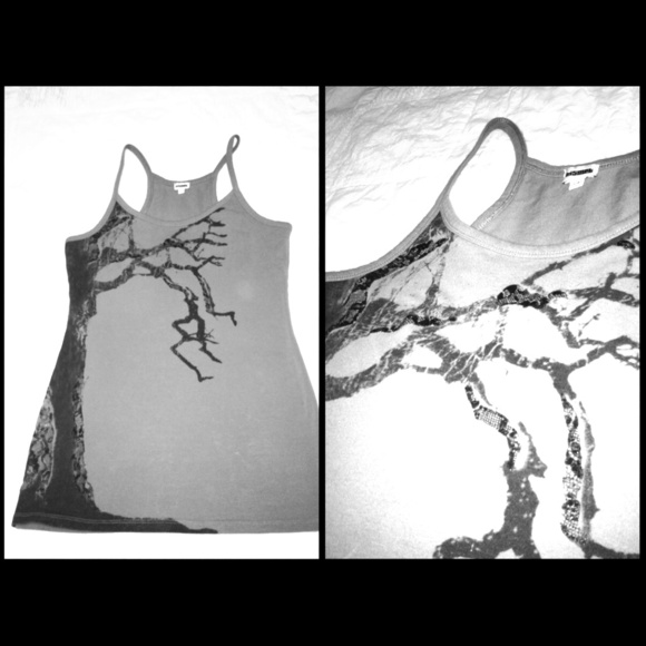 💢SOLD! 💢 Grey tank with tree and lace!