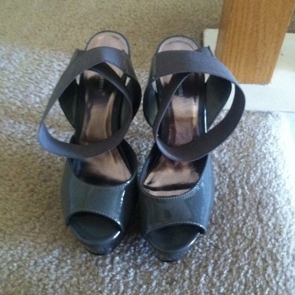 Gray shoes. ⛔️SALE⛔️Price just Lowered