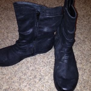 6 1/2 Bare Traps Black Low Top Boots. Worn once!