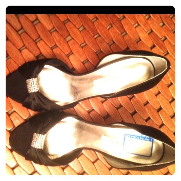 Caparros Blk Fabric Slv Studded Bowtie Heels Sz8.5 - Picture 1 of 4