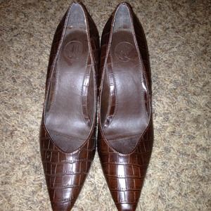 6 1/2 Donna Lawrence Brown Heels