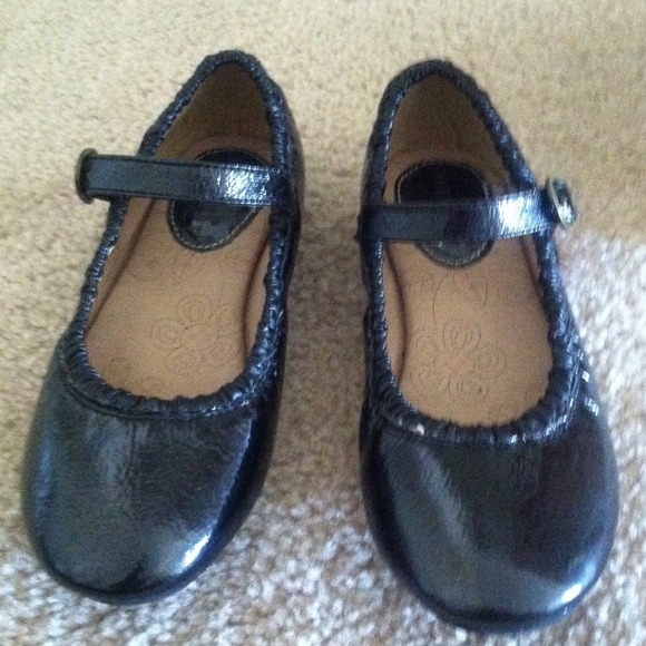 Bundle , 3 shoes, 2 dresses, 2 bottoms, 2 bundles