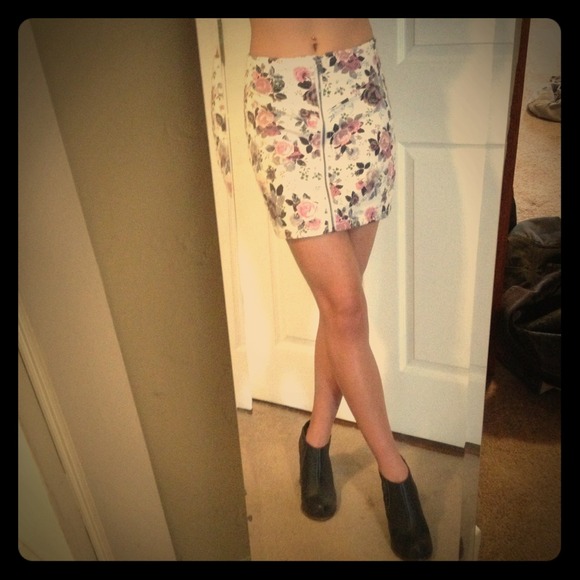 Vintage style zip front floral h&m mini skirt!