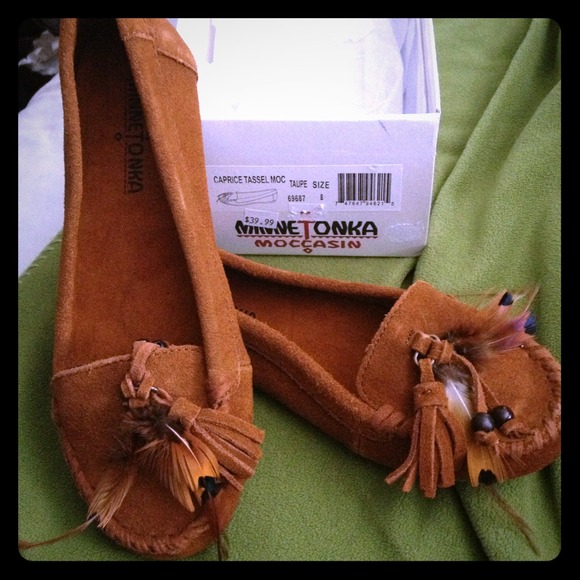 *NEVER WORN* Minnetonka moccasins