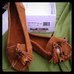 *NEVER WORN* Minnetonka moccasins